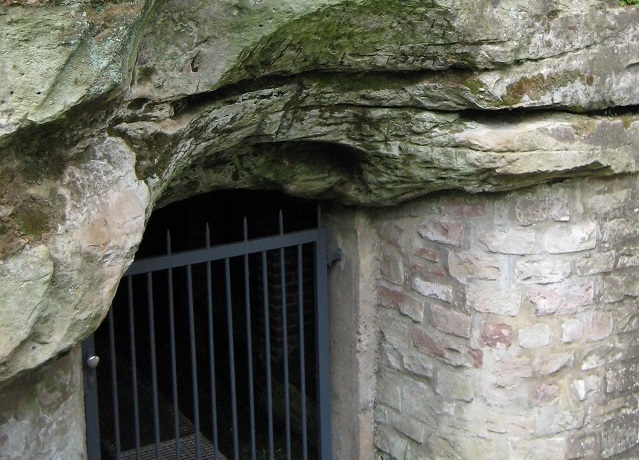 Eingang des Emilianusstollens mit Felsen und Eisentor
