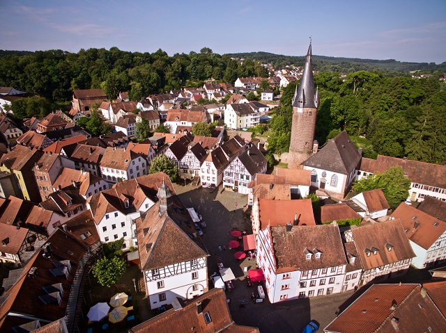 Blick über die Stadt Ottweiler aus der Vogelperspektive. Viele historische Gebäude.